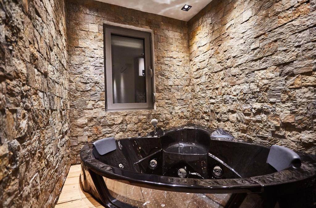 Апартаменты (Апартаменты с 1 спальней и гидромассажной ванной), One Luxury Suites