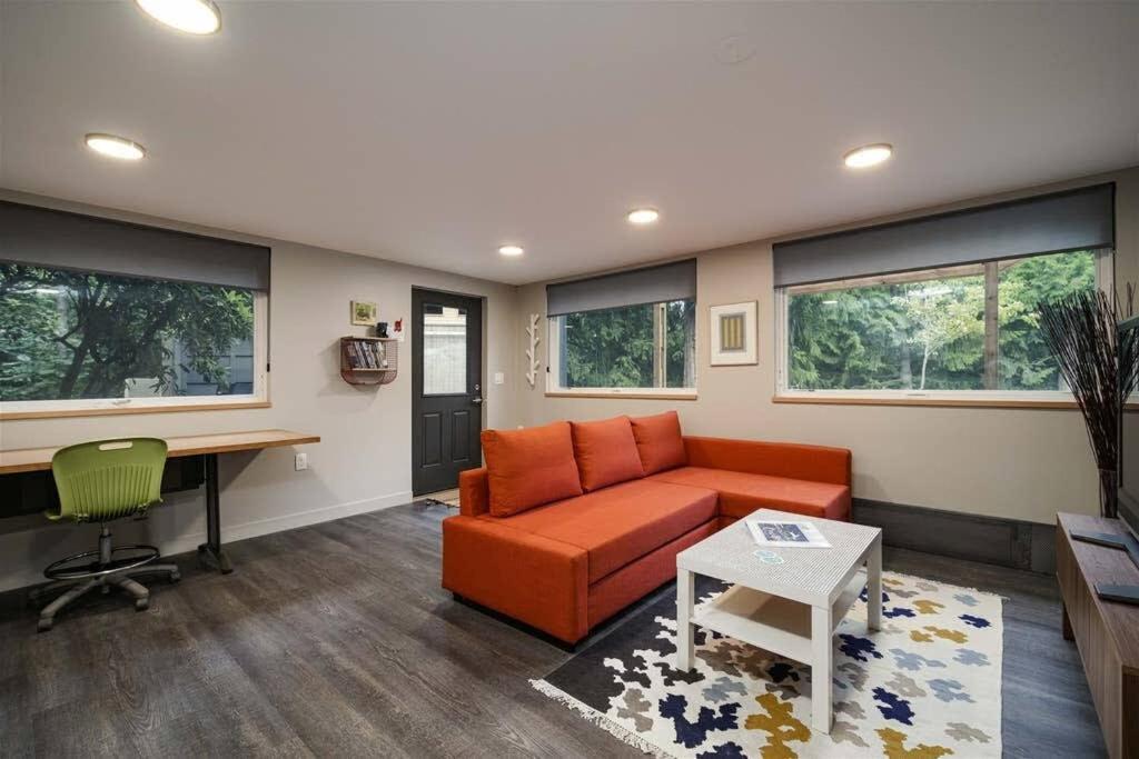 #StayInMyDistrict Multnomah Village Modern Retreat image