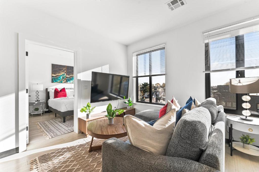 Furnished Luxury Apartment Close to Bosotn image