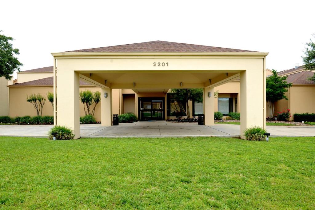Courtyard by Marriott Dallas-Fort Worth/Bedford image