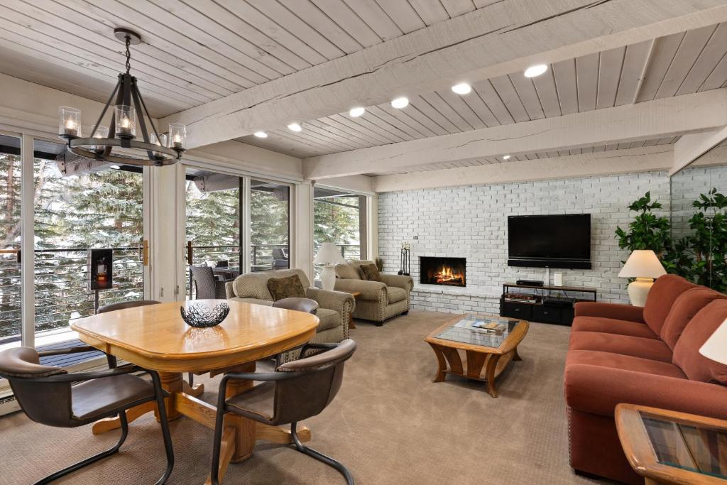 Chateau Roaring Fork 7, Deluxe Condo Overlooking the River, Four Blocks to Downtown Aspen image