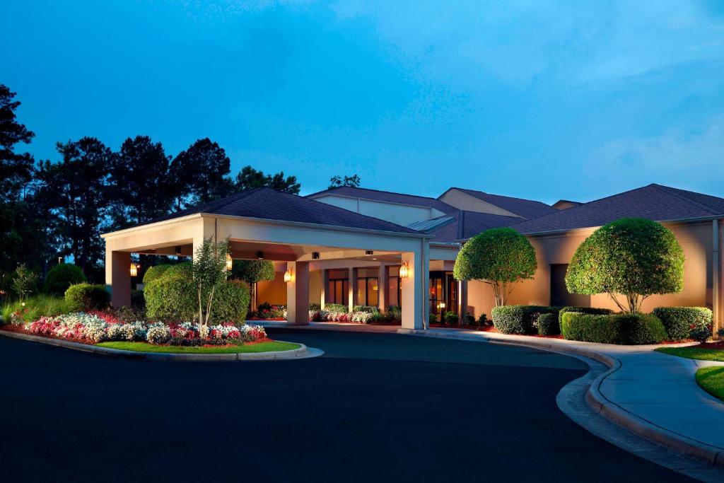 Courtyard by Marriott Savannah Midtown image
