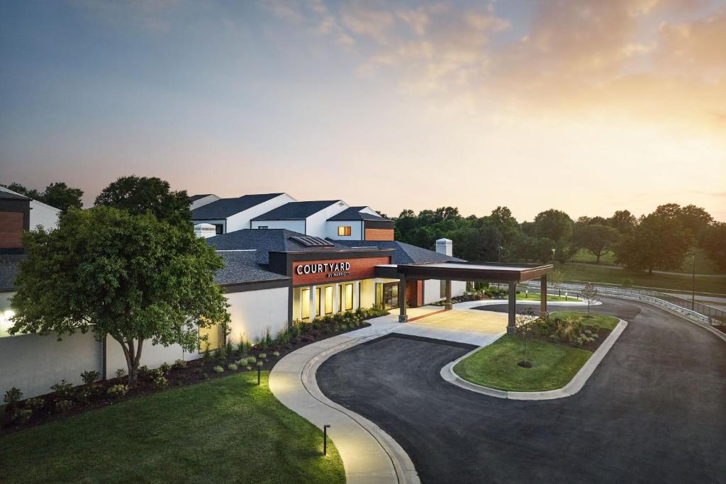 Courtyard by Marriott Kansas City Overland Park/Metcalf image