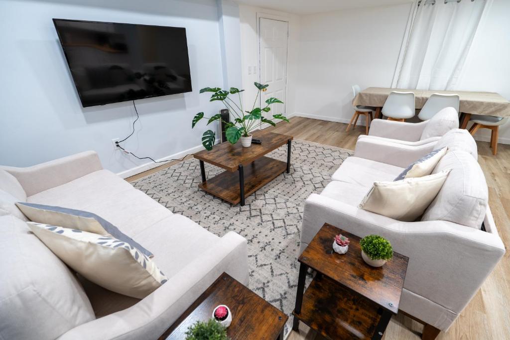 Stylish Stay By Beach & Shops image