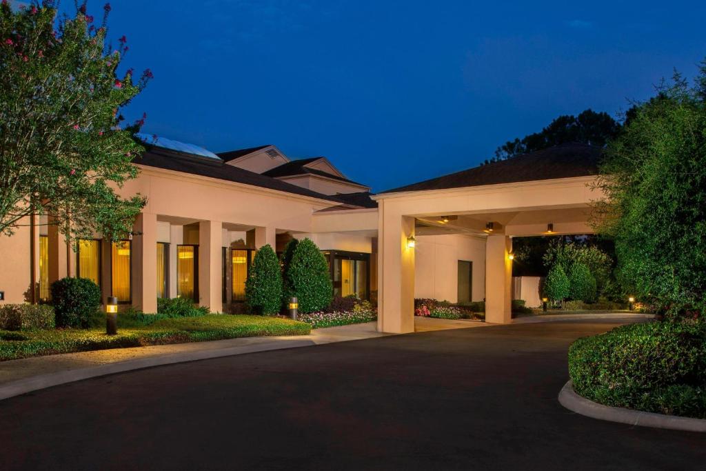 Courtyard by Marriott Baton Rouge Acadian Centre/LSU Area image