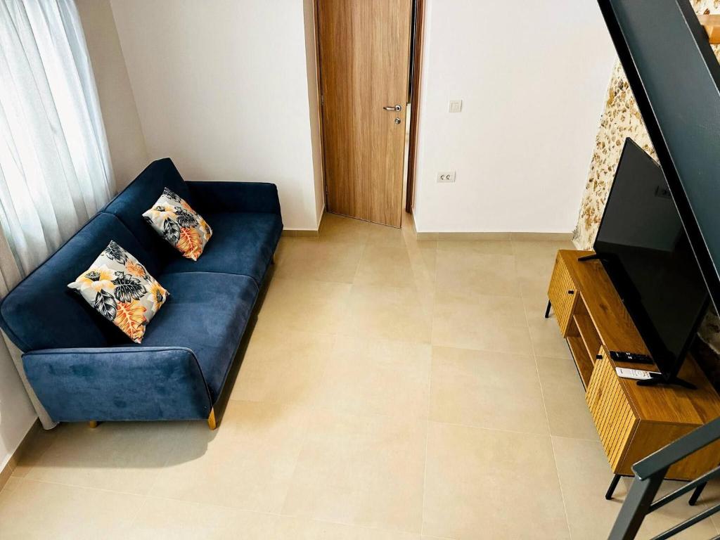 Roussos Place - Next To Splantzia Square - 2bd 2ba - Tap to explore photos