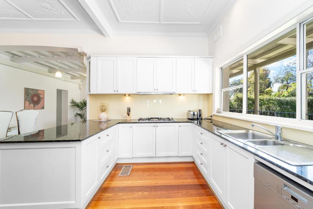 Strathfield Stylish 6br house with Pool Tennis photo 4