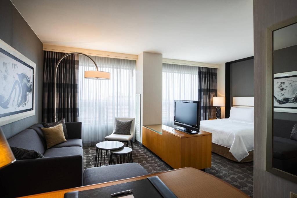 Renaissance Chicago O'Hare Suites Hotel image