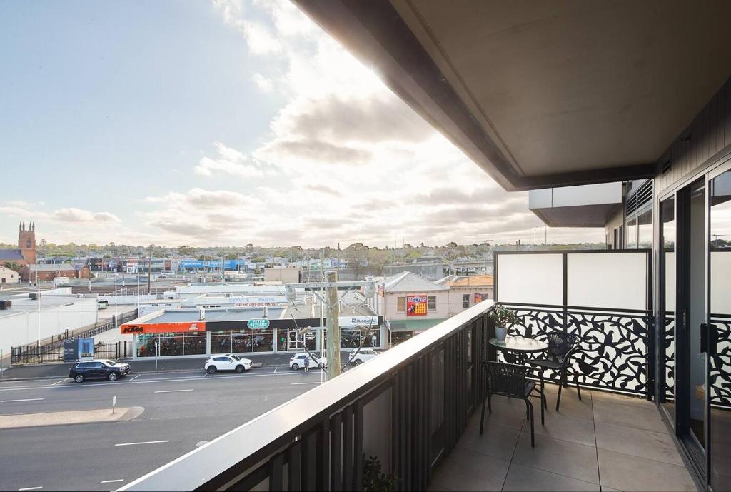 Urban Drift - Cosy Balcony Nook near Waterfront photo 3