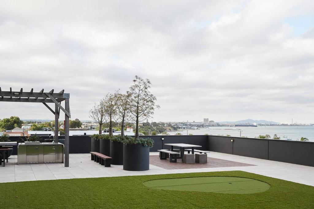 Urban Drift - Cosy Balcony Nook near Waterfront photo 4