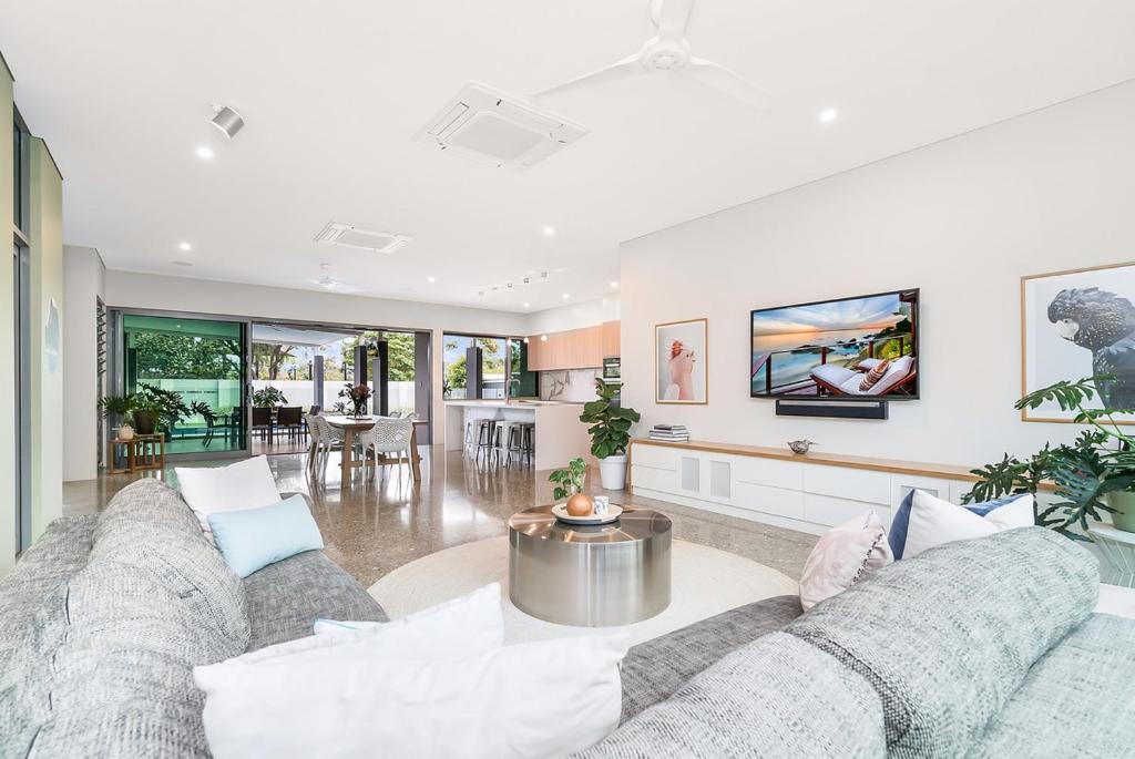 ZenLux Massive 5-BR Holiday Home - Pool - BBQ photo 2