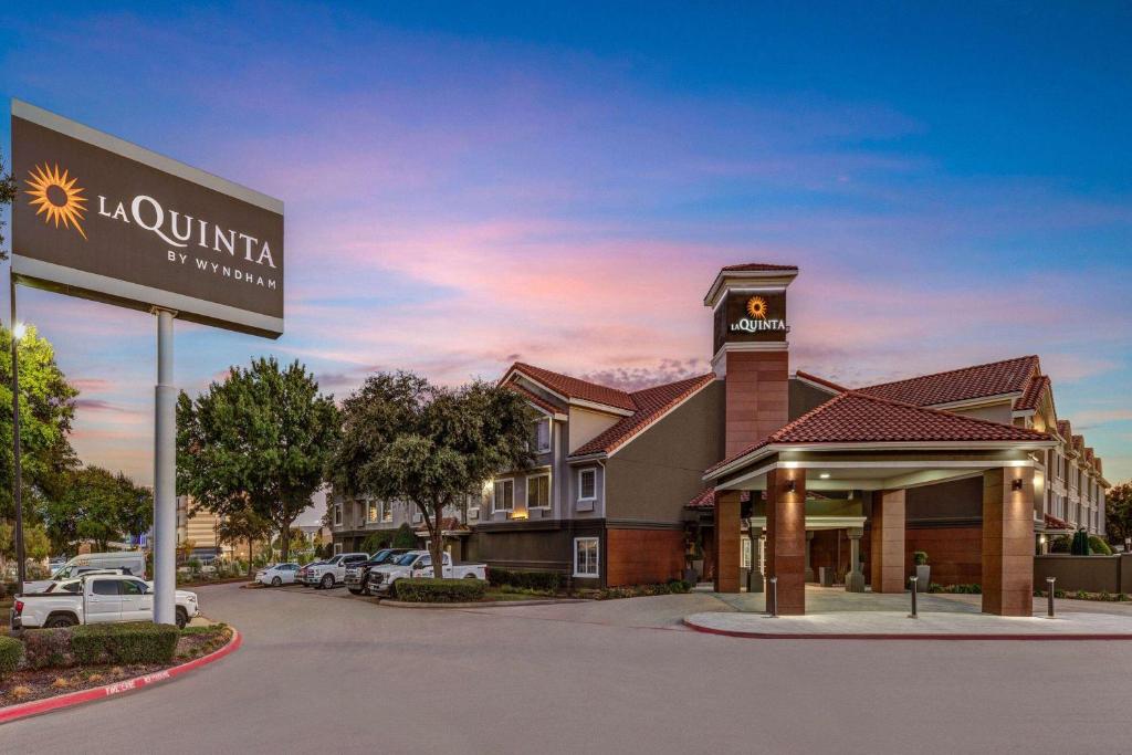 La Quinta Inn & Suites by Wyndham Dallas DFW Airport North image