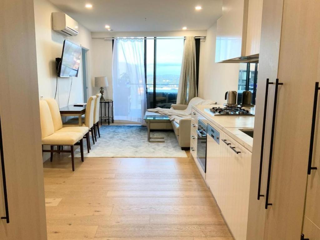 M-city shopping center Apartment - Executive Twin King Ensuites - Fully equipped - Free Parking, fast Wifi, smart TV, Netflix, complementary drinks & amenities - Clayton 3168 photo 2