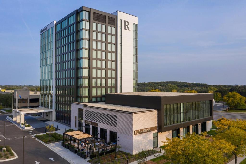 Renaissance Milwaukee West Hotel image