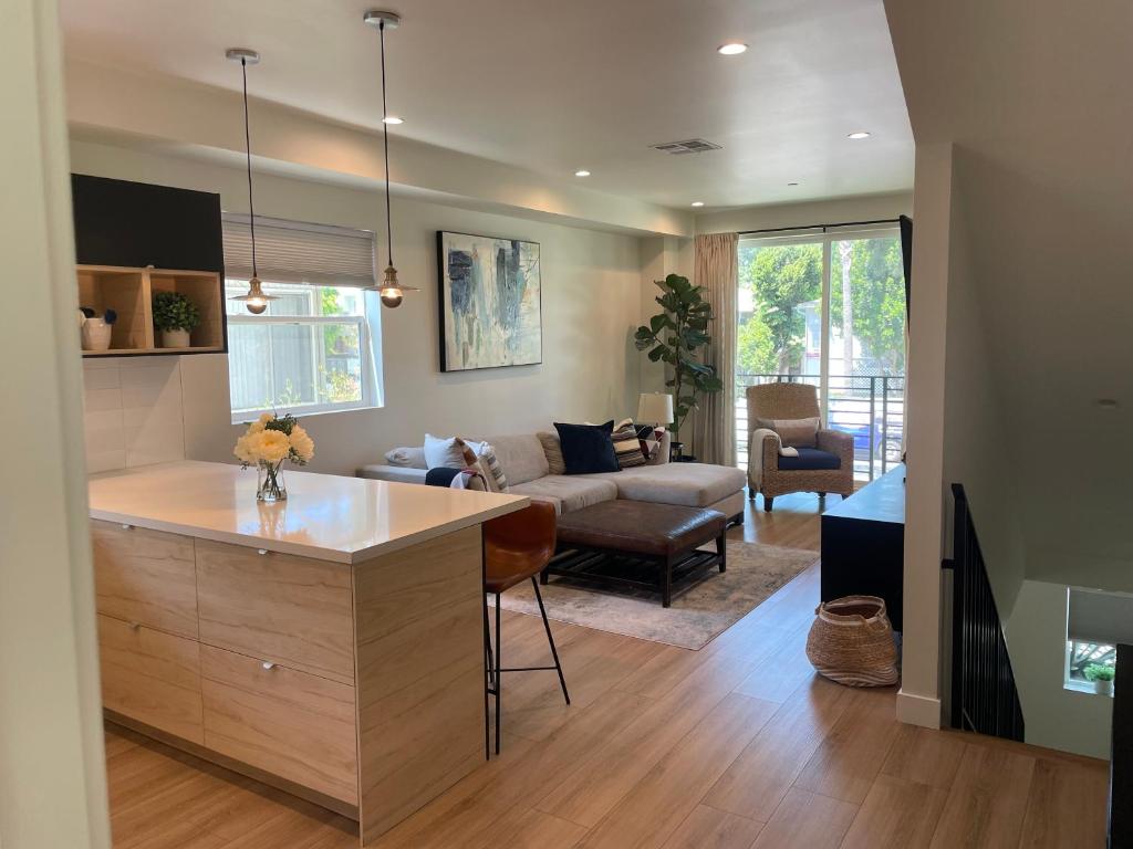 New Luxe 3B 3Bath Townhouse image