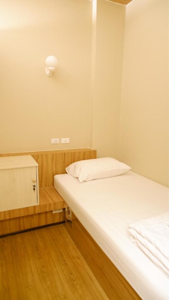 Shi-ro-i Poshtel Room Type - Single Bed in Mixed Dormitory Room