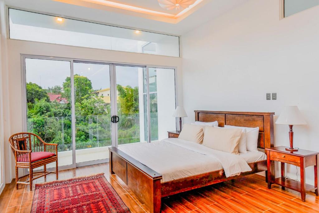 Luxurious Cliff House Tagaytay, Tagaytay