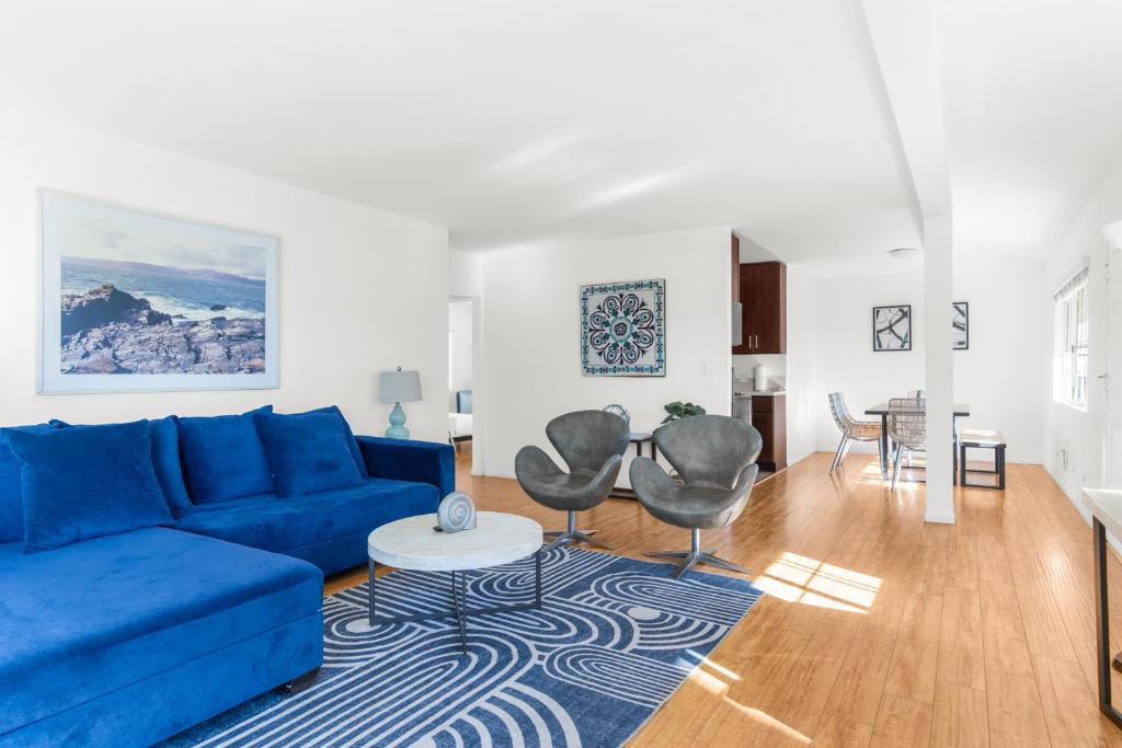 Modern Furnished 2 Bedroom in West LA image