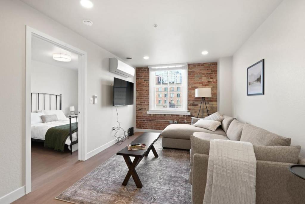 Roav Stays - J and K Luxury Apartment 304 image