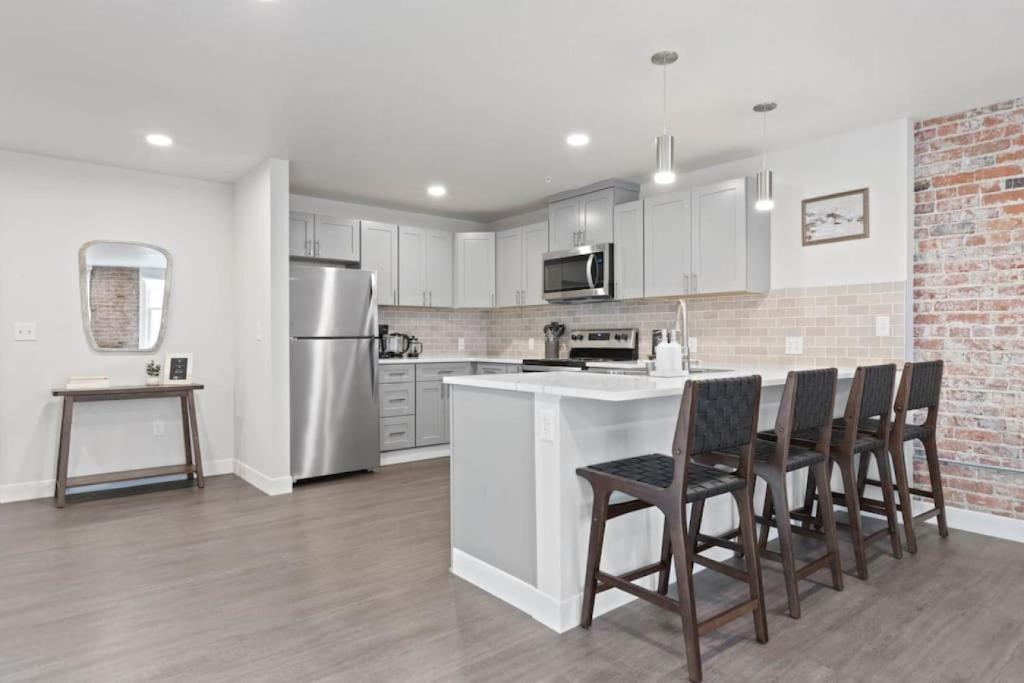 King Beds J and K on Main Luxury Apartment 406 image