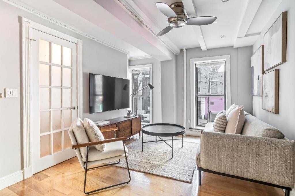 Stylish Midtown 2bed 1bth Apartment in the Heart of Midtown Manhattan image