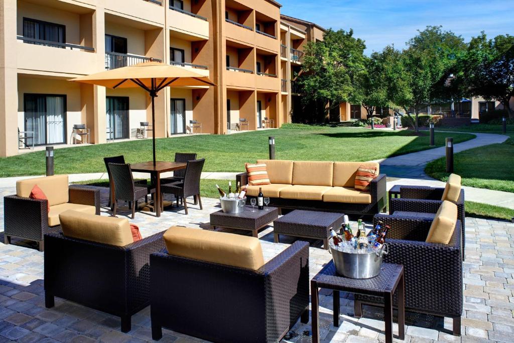 Courtyard by Marriott Toledo Airport Holland image