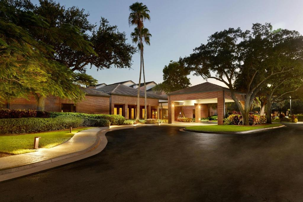 Courtyard by Marriott Fort Lauderdale Plantation image
