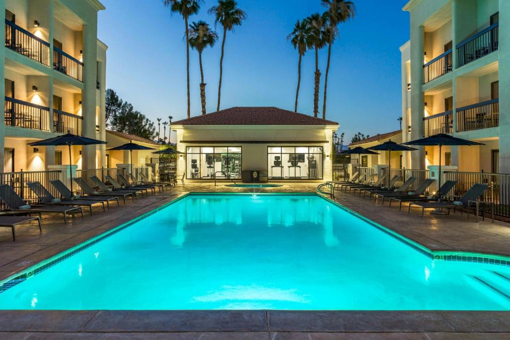 Courtyard By Marriott Palm Springs image