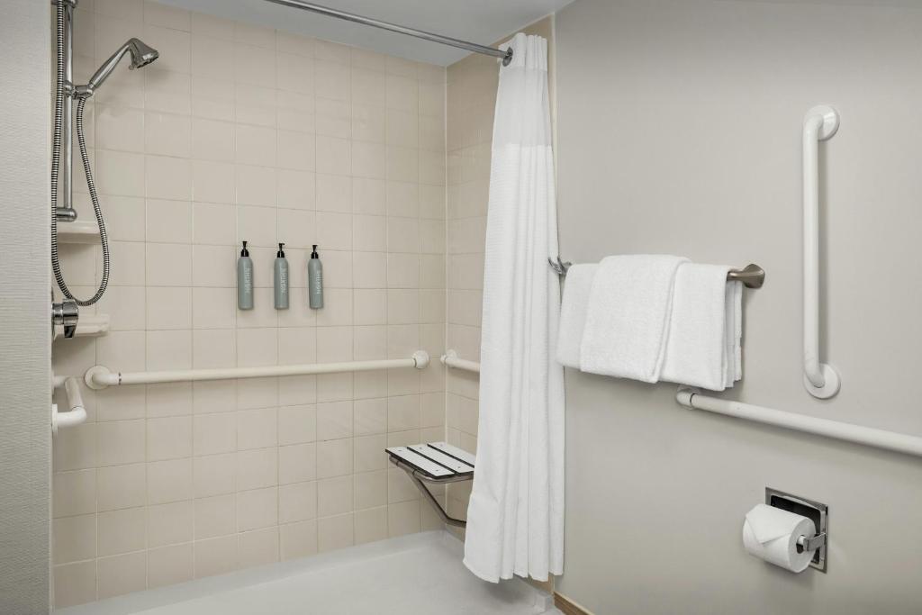Courtyard by Marriott Virginia Beach Oceanfront/North 37th Street - Tap to explore photos