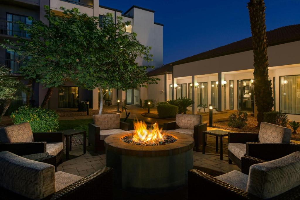 Courtyard by Marriott Phoenix Airport image