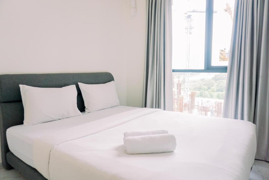 Warm and Simply Studio Room Sky House Alam Sutera Apartment By Travelio