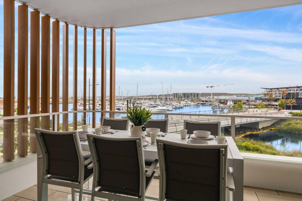 Sailview Escape - A Tranquil Marina Hideaway photo 3