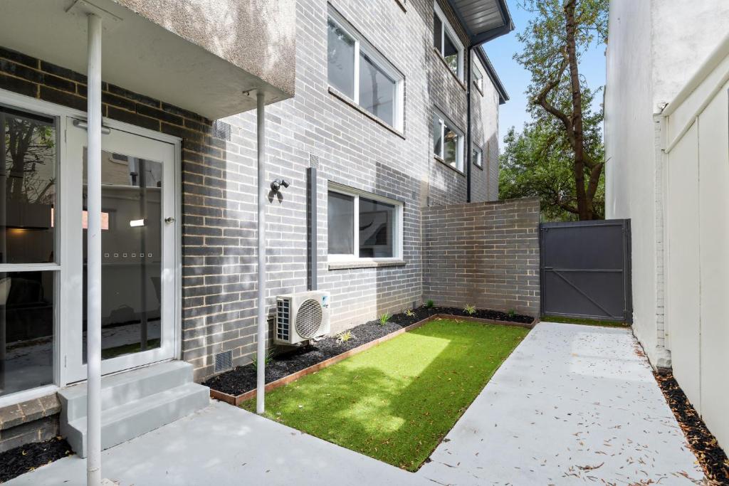 Comfortable 1-Bed Unit with Private Courtyard photo 1