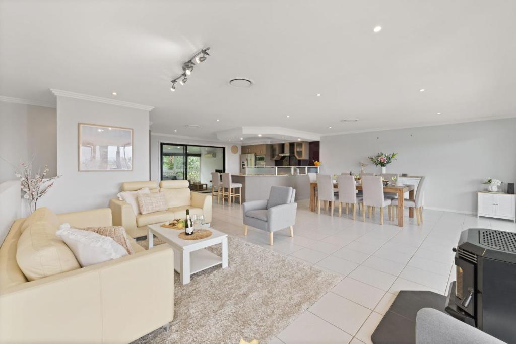 Oasis at Salamander Bay, 10 Raymond Ave - Boat Parking, WiFi, Air Con, Water Views photo 3