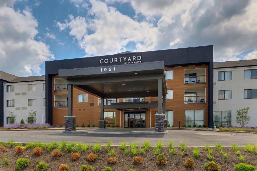 Courtyard Lexington South/Hamburg Place image
