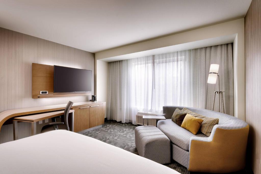 Courtyard by Marriott Atlanta Duluth Downtown - Tap to explore photos