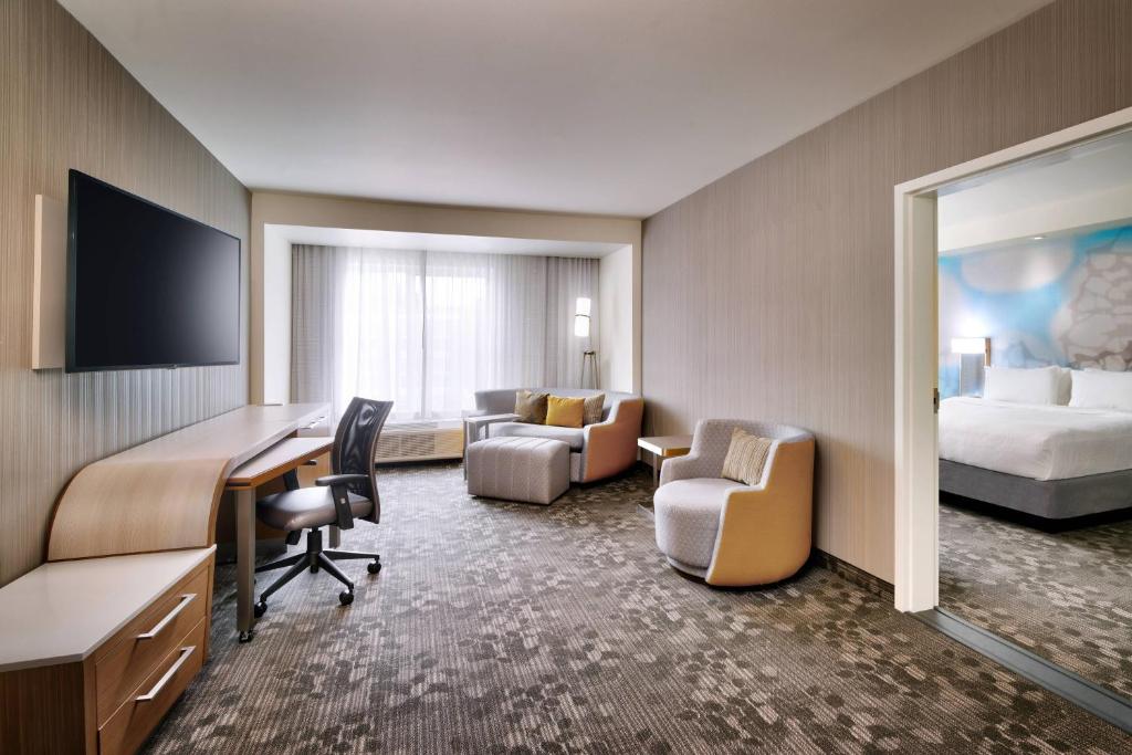 Courtyard by Marriott Atlanta Duluth Downtown - Tap to explore photos