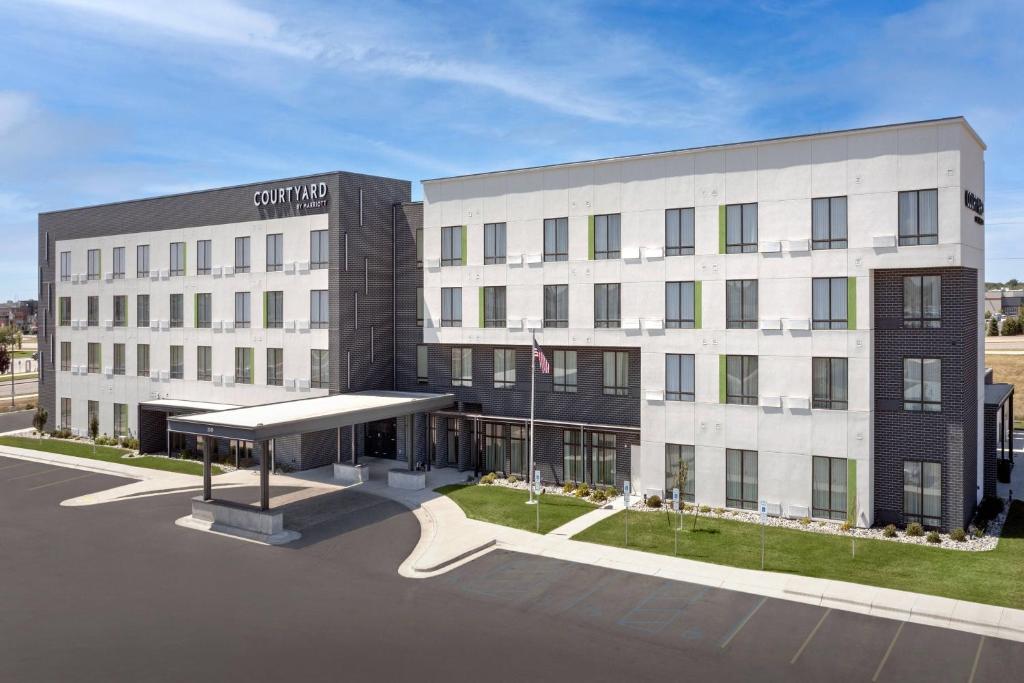 Courtyard by Marriott Fargo image
