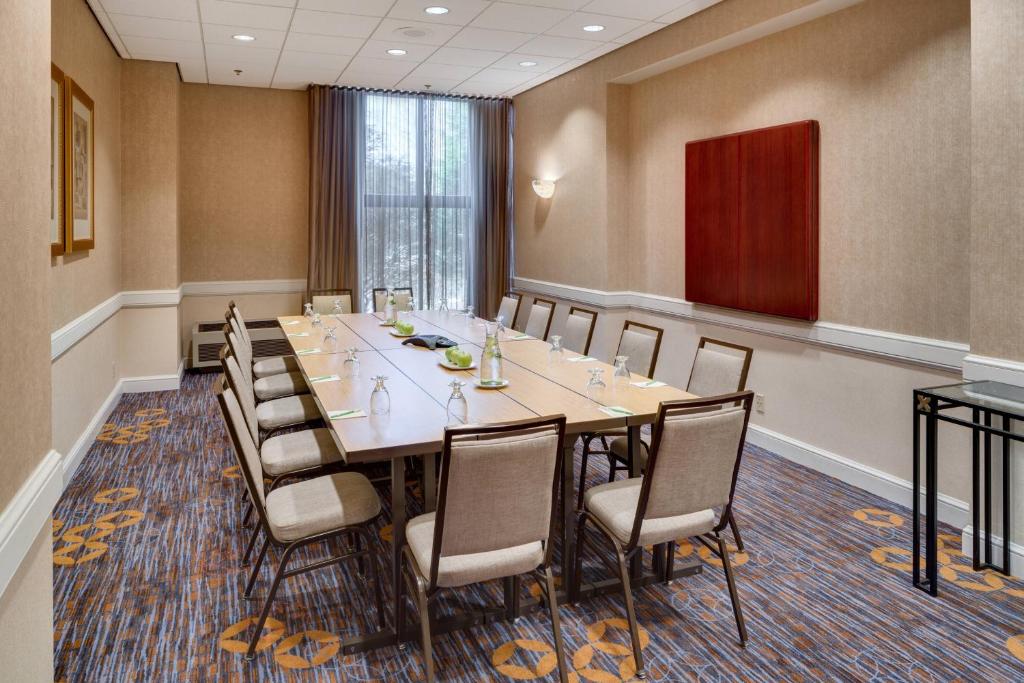 Courtyard By Marriott Shelton image