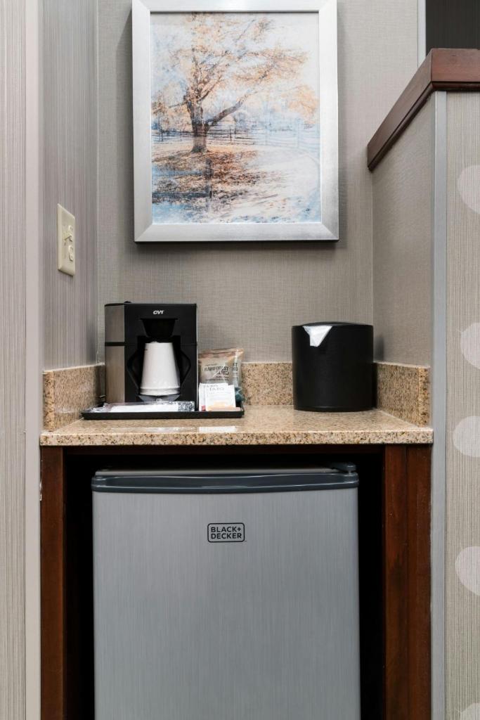 Courtyard by Marriott West Orange - Tap to explore photos