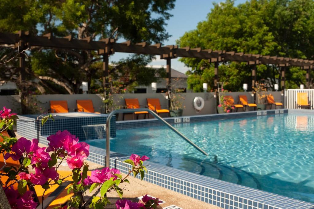 Courtyard Miami in Coral Gables by Marriott - Tap to explore photos