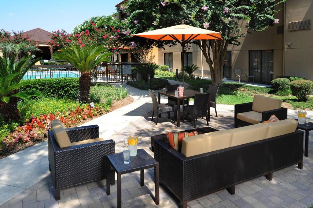 Courtyard by Marriott Houston Hobby Airport image