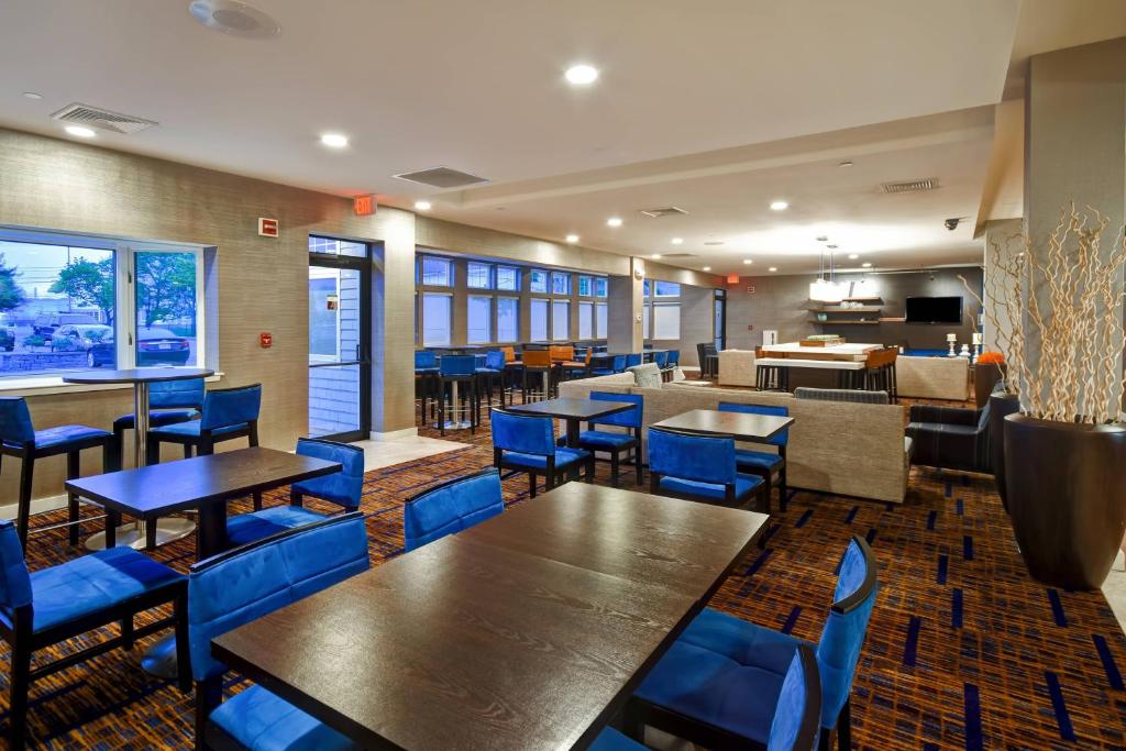 Courtyard By Marriott Cape Cod Hyannis - Tap to explore photos