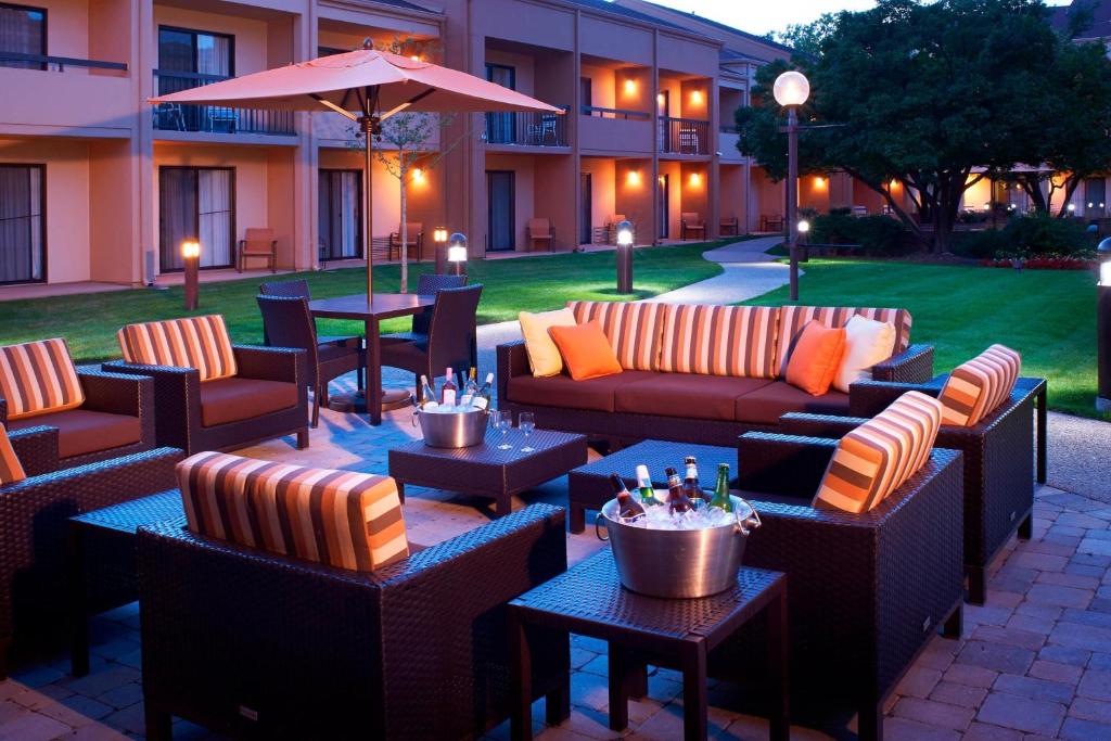 Courtyard by Marriott Chicago Arlington Heights / South image