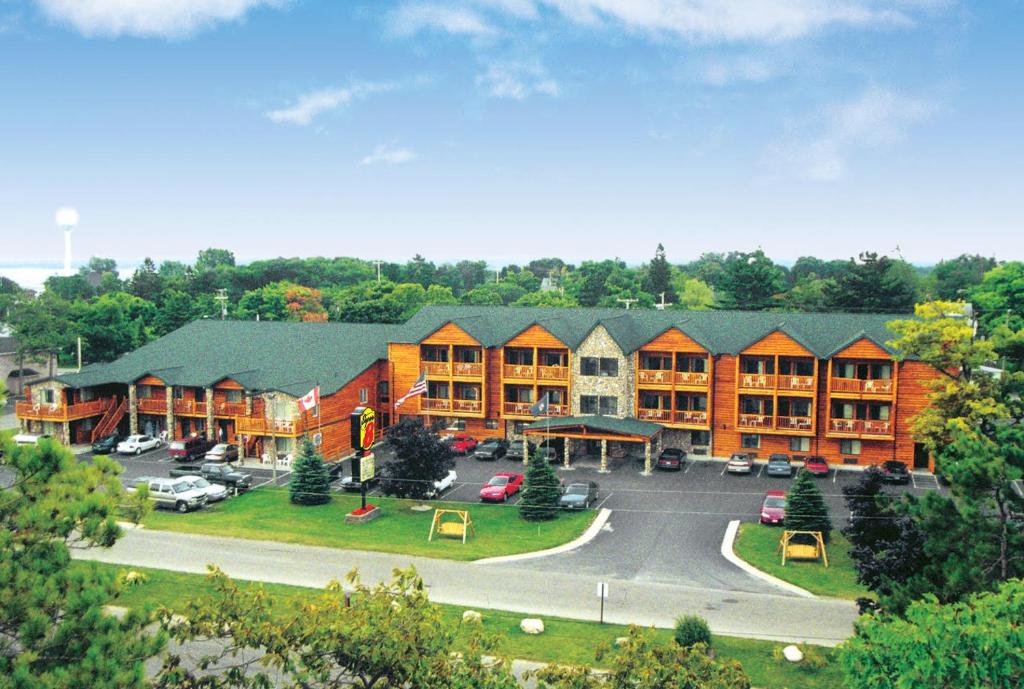 Super 8 by Wyndham Bridgeview of Mackinaw City image