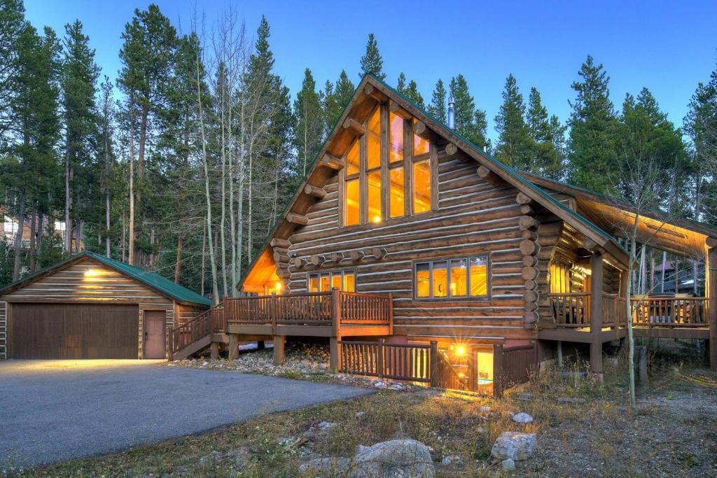 Peaceful Pines Log Lodge image
