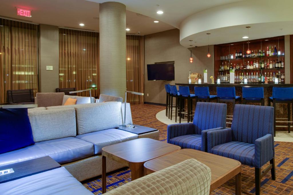 Courtyard by Marriott Republic Aprt Long Island/Farmingdale image