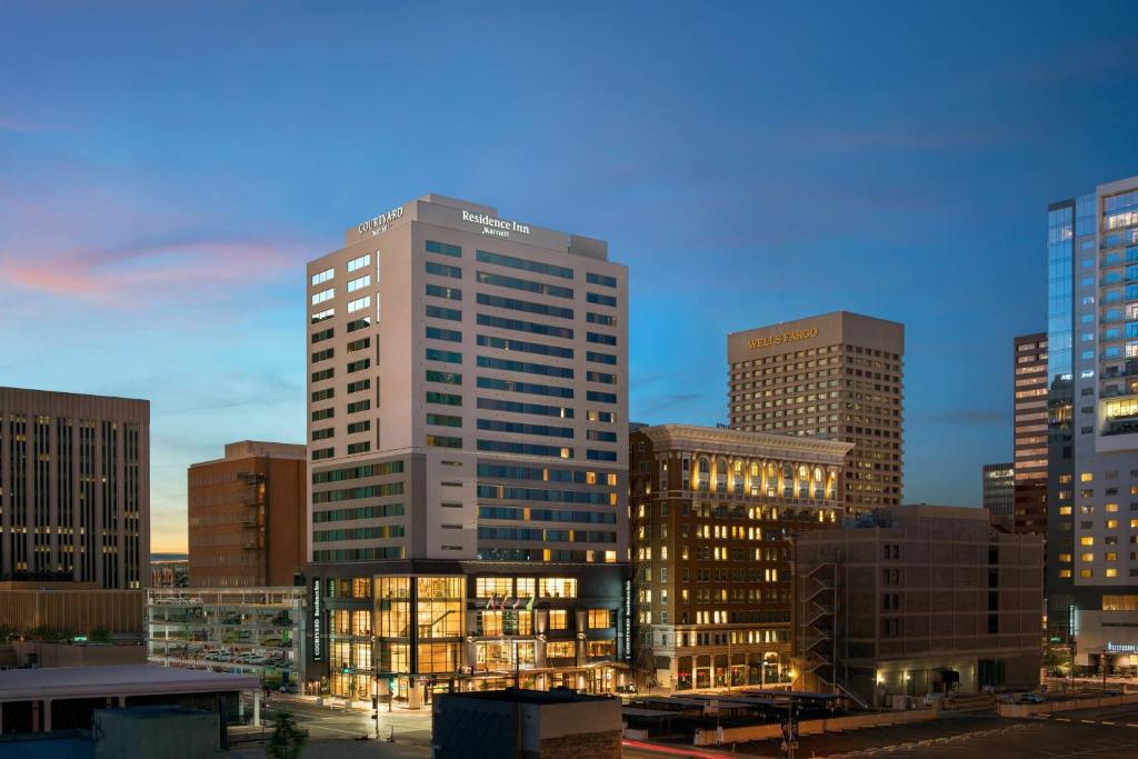 Rooms of Courtyard Phoenix Downtown