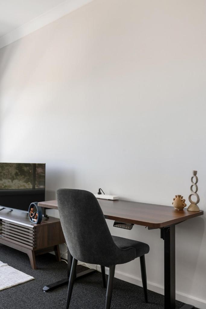 Home Abroad - 3BR with Dedicated Workspace photo 2