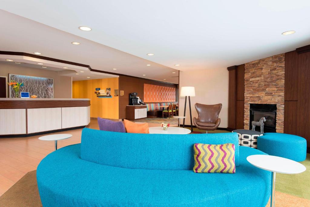 Fairfield Inn and Suites By Marriott St Charles image